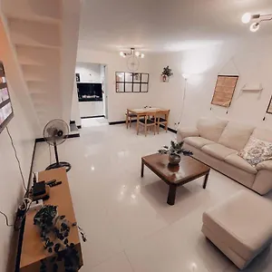 cozy-themed-2br-townhouse-angeles-clark-ph-therichplaceph-1.angeleshotels.net/